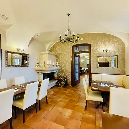 Zamek Berchtold 3* Strančice