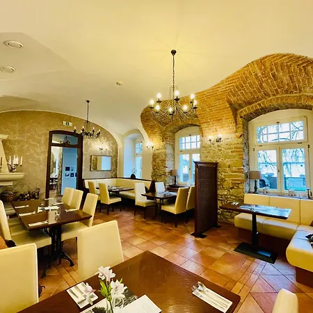 Zamek Berchtold Hotell Strančice