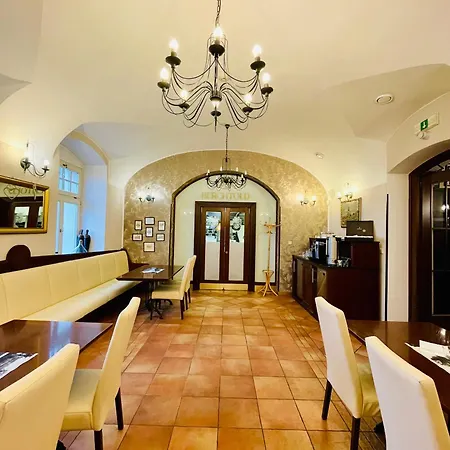 Zamek Berchtold Hotell Strančice