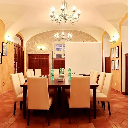 Zamek Berchtold Hotel Strančice