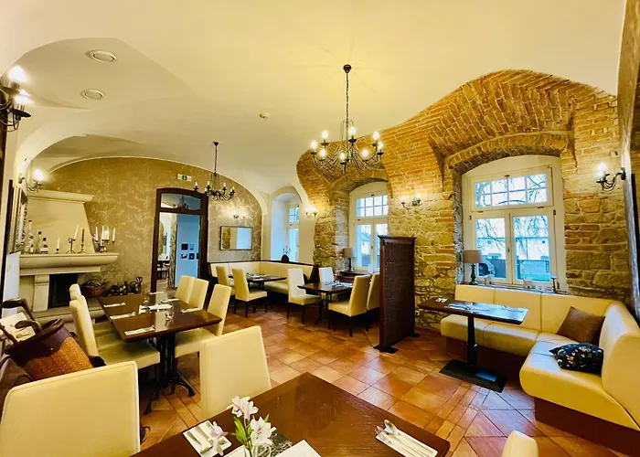 Zamek Berchtold Hotel Strančice